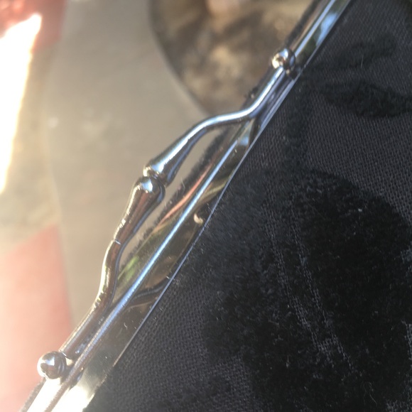 ❄️SALE❄️ VINTAGE black velvet purse. - Picture 4 of 5